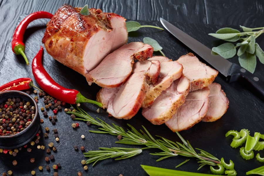 Quelles sont les astuces pour obtenir un rôti de porc moelleux lors de la cuisson au four ?