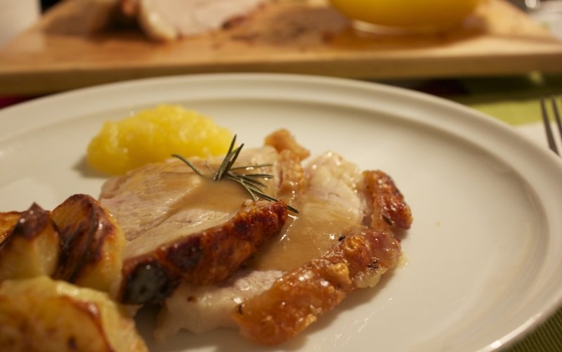 Rôti de porc avec sauce aux pommes