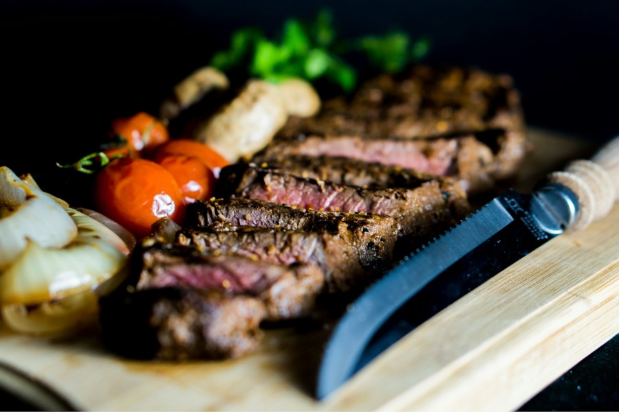 Comment accompagner un steak haché pour en faire un repas complet ?