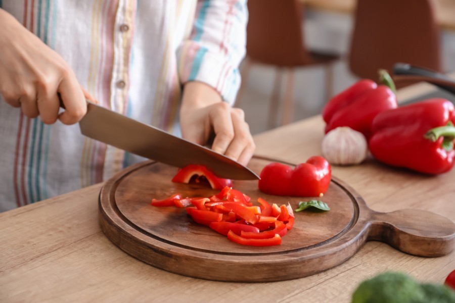 Comment réaliser la recette des poivrons confits au four étape par étape ?