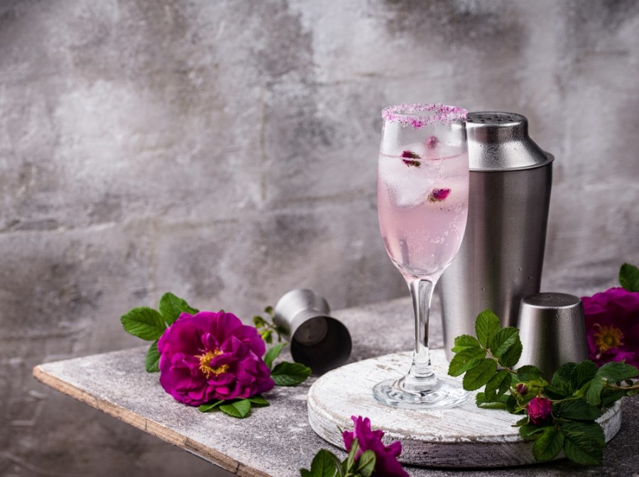 Comment utiliser le sirop de rose dans des cocktails ?