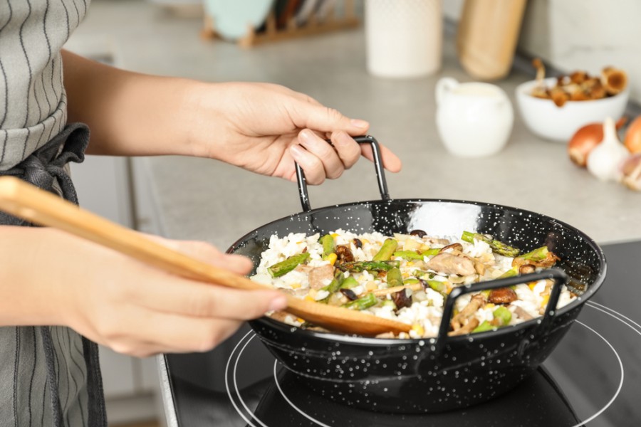 Comment utiliser un wok sur une plaque à induction ?