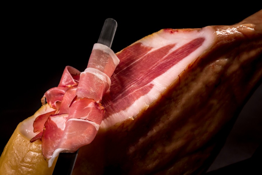 Couper un jambon cru : Trancheuse ou couteau ?