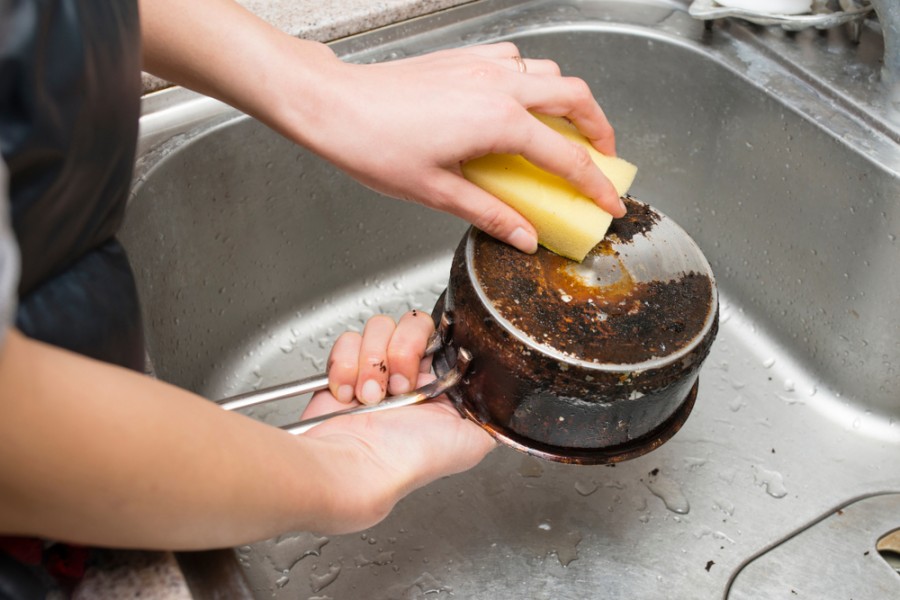 Nettoyer une casserole brulée : quelles sont les astuces à connaître ?