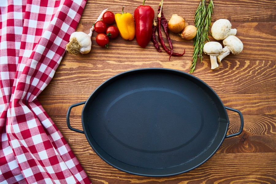 Cuisiner avec des ustensiles en fonte