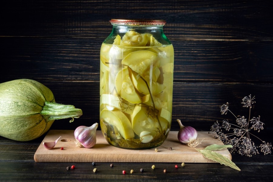 Comment réaliser de délicieux pickles de courgettes pour égayer vos plats?