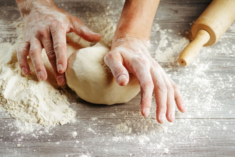 Quels sont les outils nécessaires pour abaisser une pâte ?